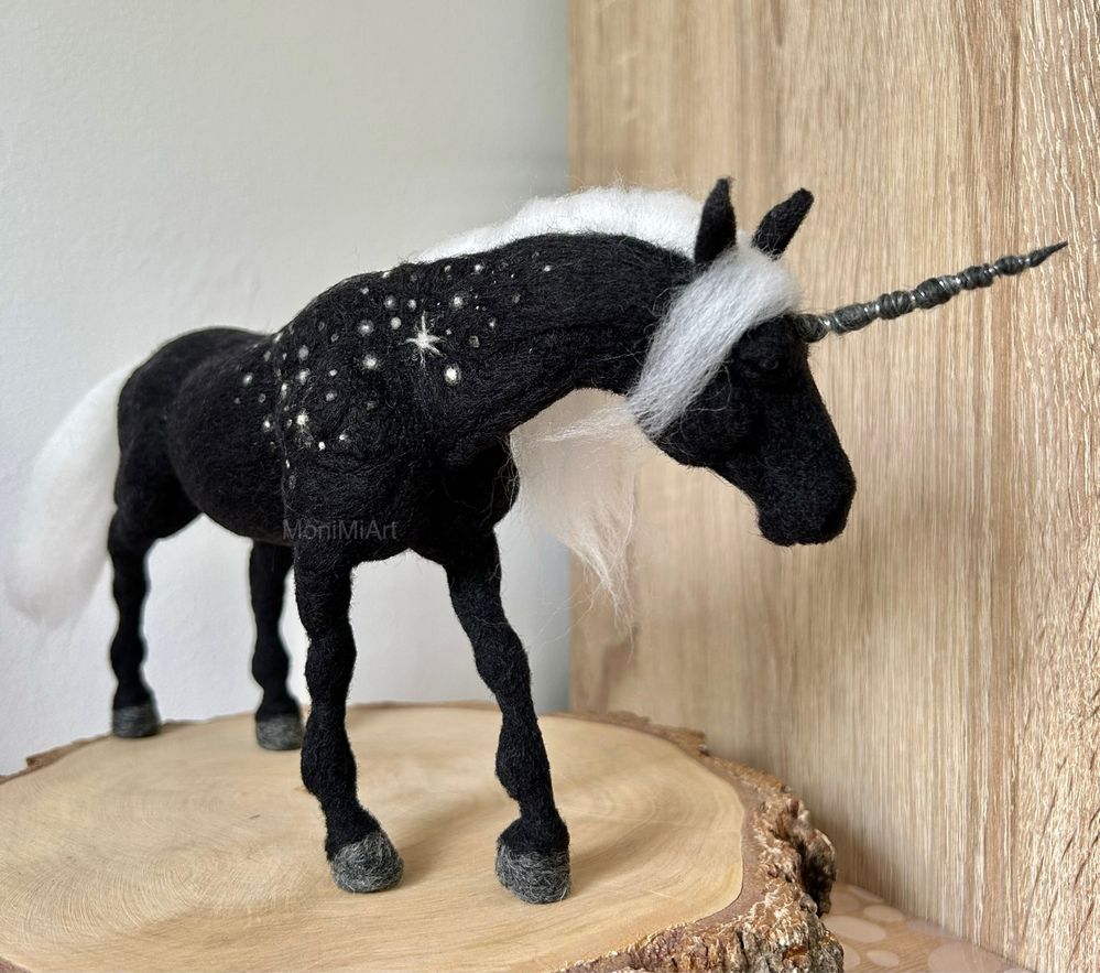 Czarny Jednorożec, magiczne zwierzę, duża figurka z wełny, rękodzieło