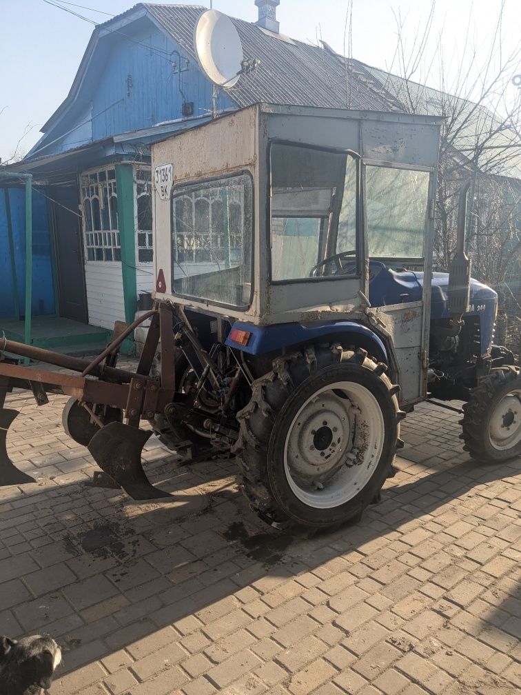 Продам трактор з плужком