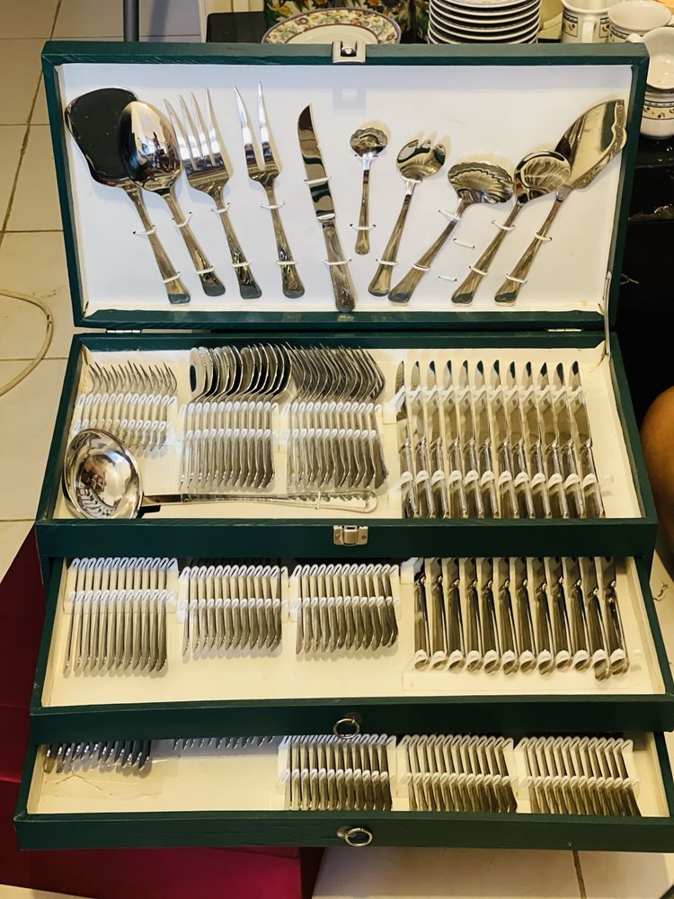 Magnífico conjunto de talheres com 80 peças em metal .