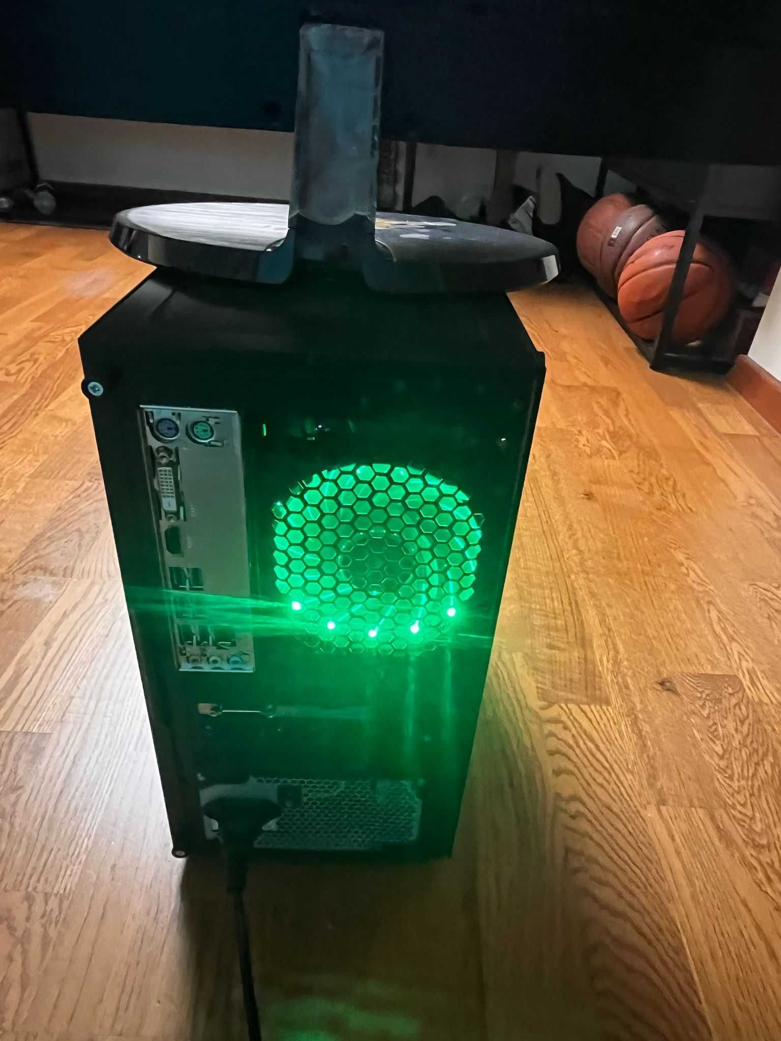 Komputer stacjonarny AMD Ryzen 5 1600 z monitorem LG 27MA43D