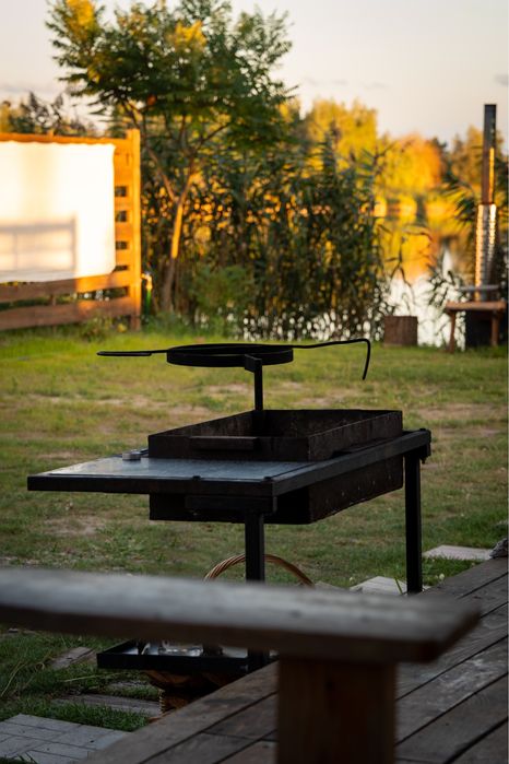 Дивовжний будиночок на березі чистого озера