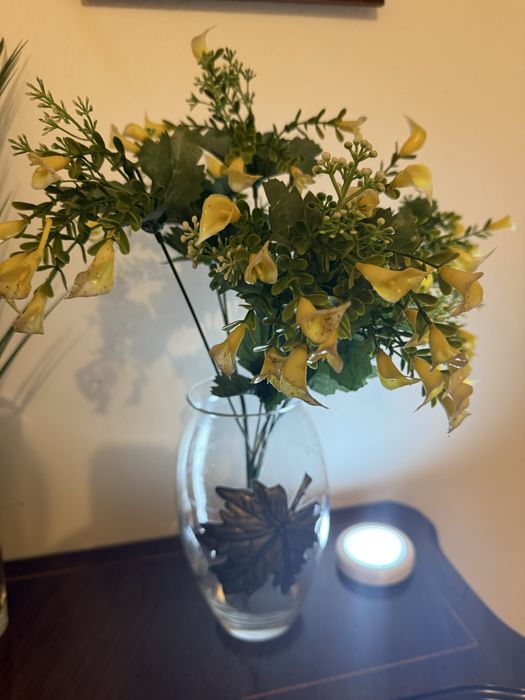 Jarra de vidro fino e aplicacao de estanho com flores amarelas