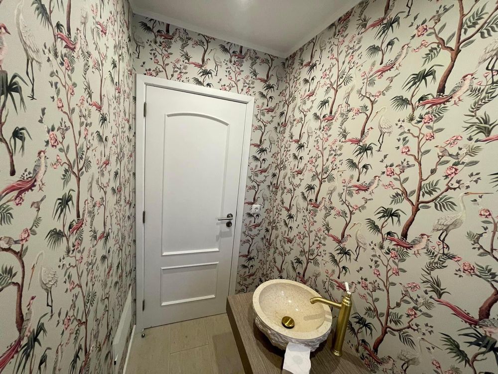 Aplicação de papel de parede e bricolage