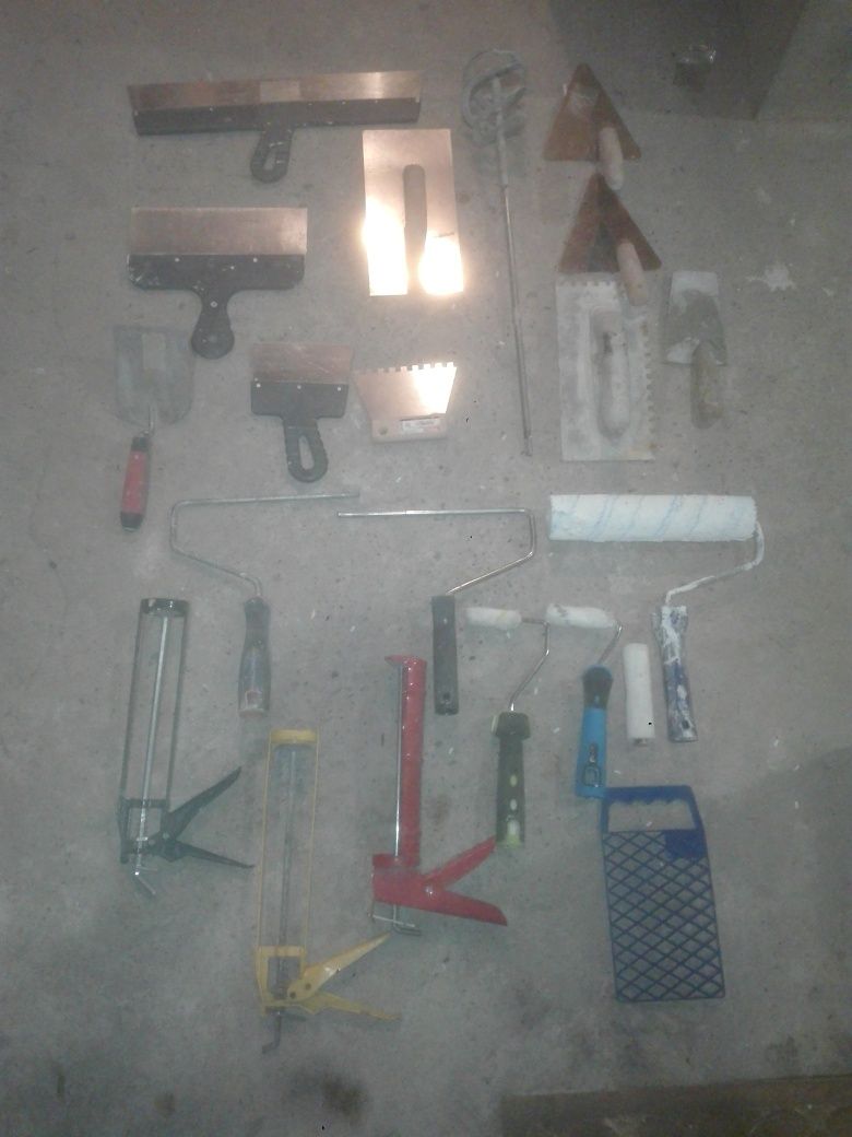 Szpachlówka pióro kielnia packa wałek malarski  pistolet do kleju