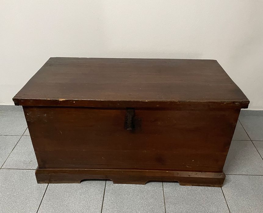 Baú antigo em madeira