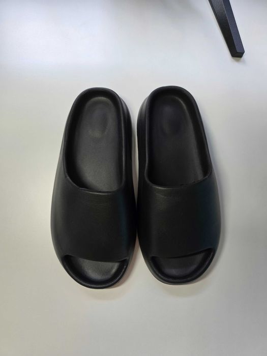 Nowe klapki Yeezy Slides style – czarne, rozmiar 44–45 (27–27,5 cm)