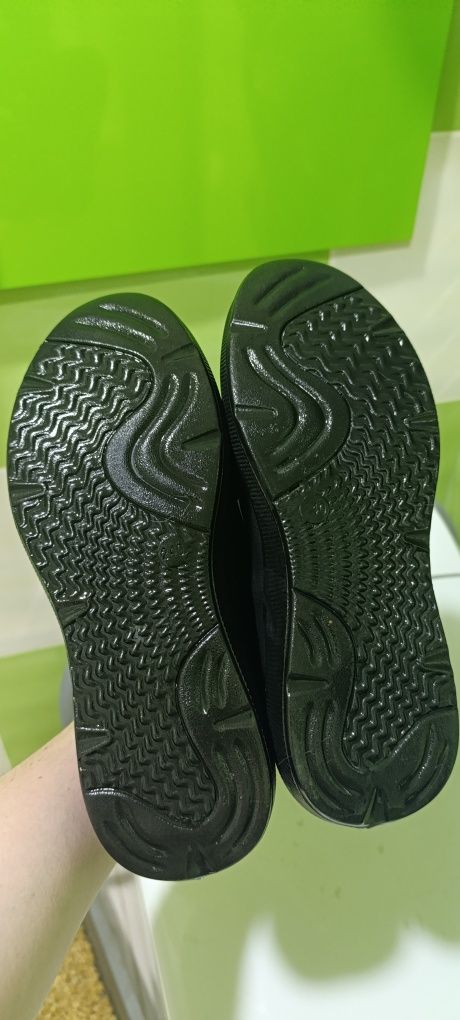 Продам жіночі шкіряні кросівки