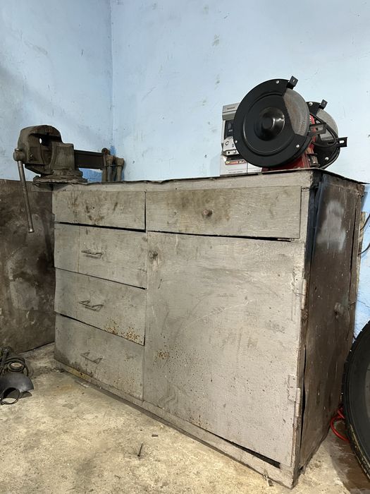 Стол железный, без точила и тисков.