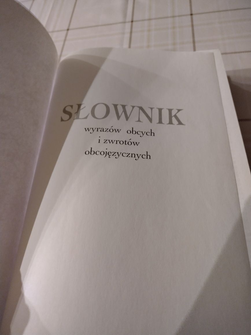 Słownik wyrazów obcych i zwrotów obcojęzycznych z almanachem.