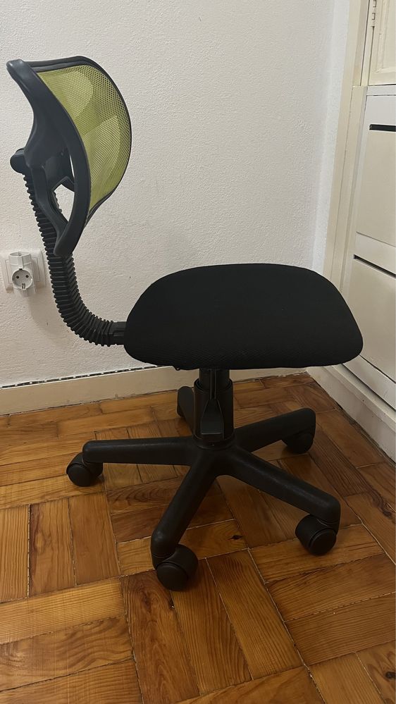 Cadeira de escritório com rodas e ajustável