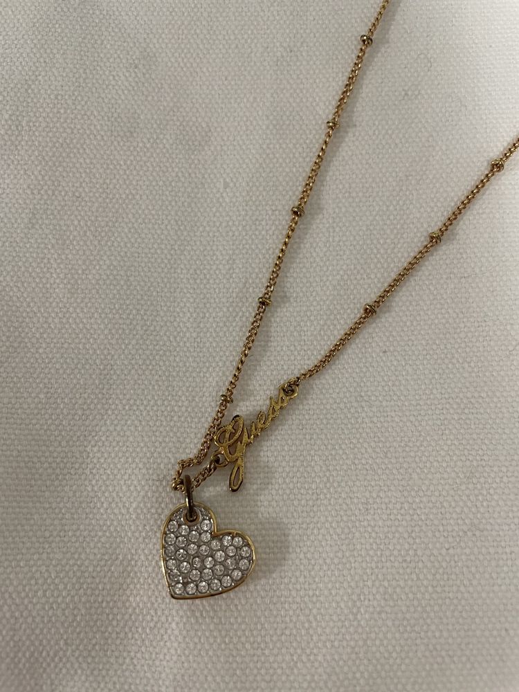 Colar original em forma de coração guess