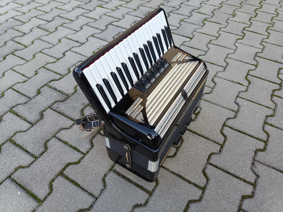 Akordeon Weltmeister Unisella 80 basowy
