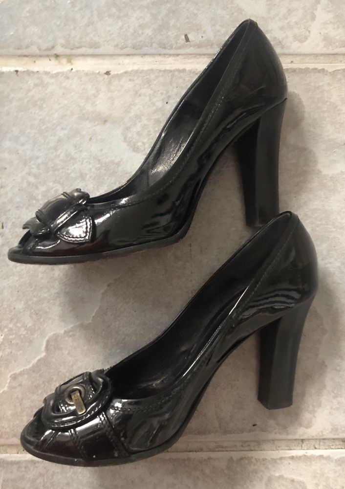 Fendi Patent b buckle. Open toe. Na stabilnym obcasie. 38,5
