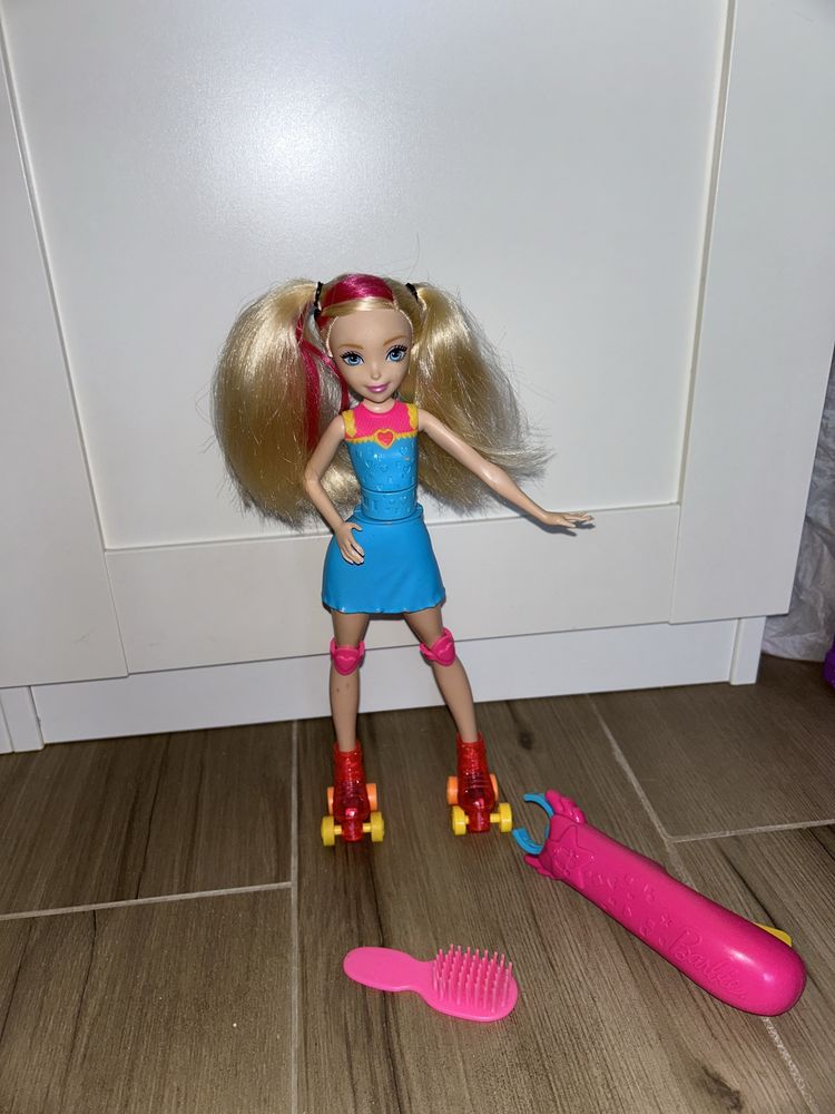 Lalka Barbie na wrotkach