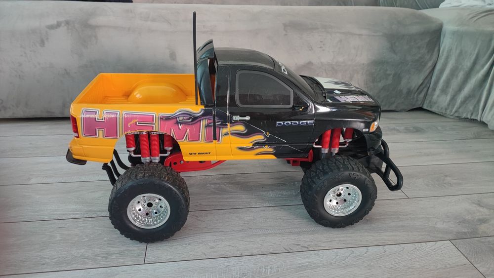 DUŻE auto na akumulator Dodge Hemi