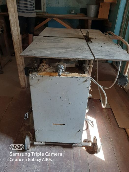 Продам станок деревообрабатывающий.