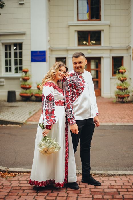 Продаю вишитий комплект плаття з шлейфом та чоловічою сорочкою