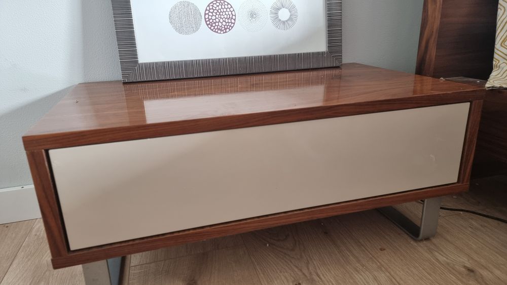 Cama de casal com colchão, mesinhas e espelho