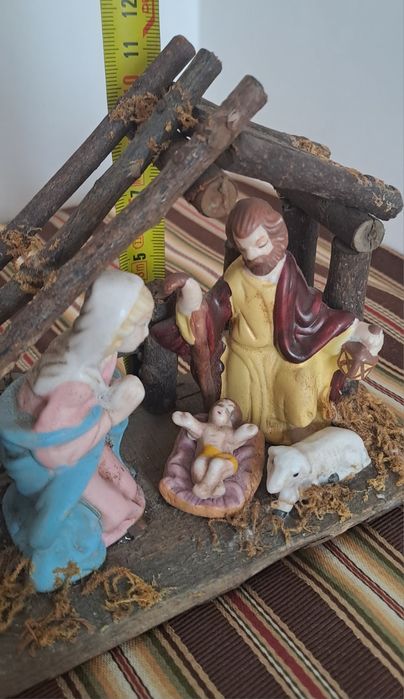 Presépio em madeira com figuras de cerâmica