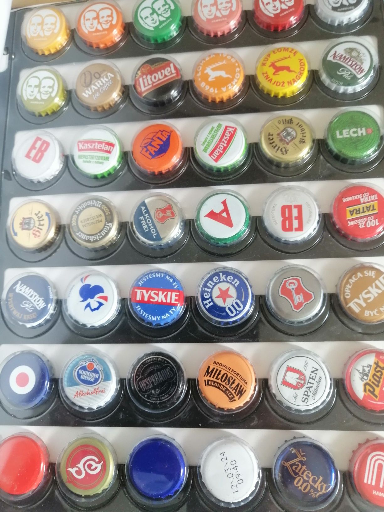 Klaser z kapslami od piwa