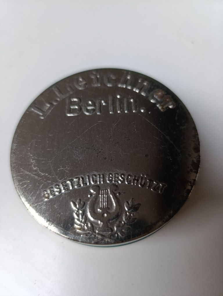 Zabytkowa puszka lata 40