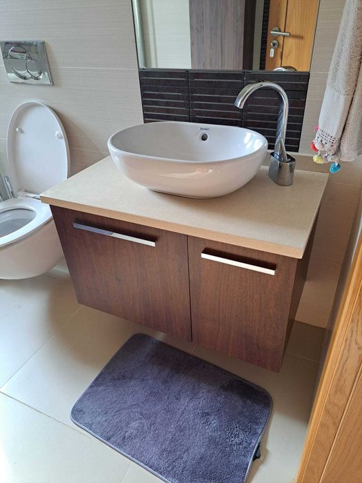 Móvel com lavatório suspenso com 2 portas