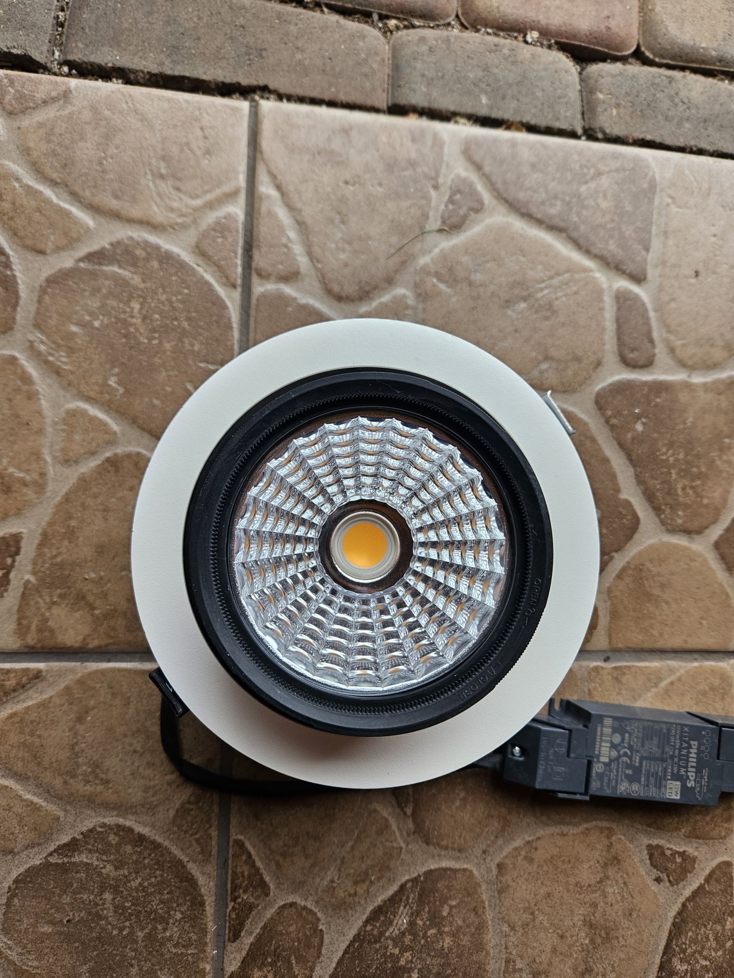 Halogeny led biurowe do lokalu  Philips wpuszczane duże 32w 7 sztuk