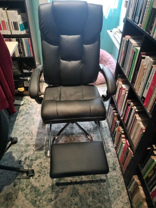 Cadeira de escritório mitsai reclinavel e com repouso para os pés.