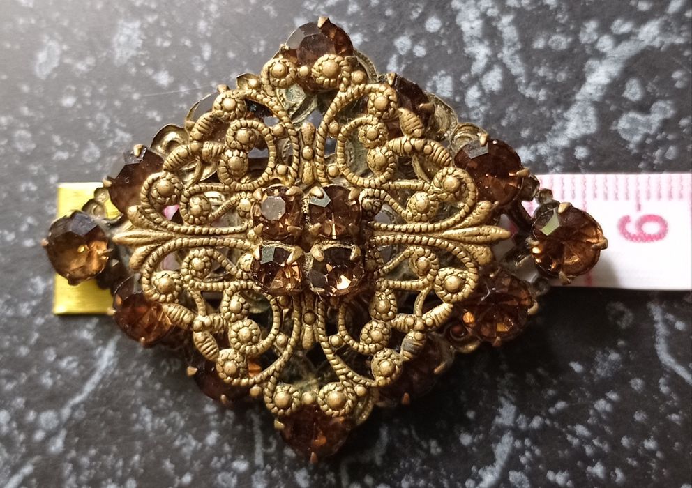 Брошь с  инкрустацией металлом и серьги  оригинальные