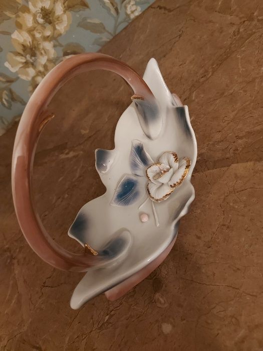 śliczny porcelanowy koszyczek figurka porcelana PREZENT