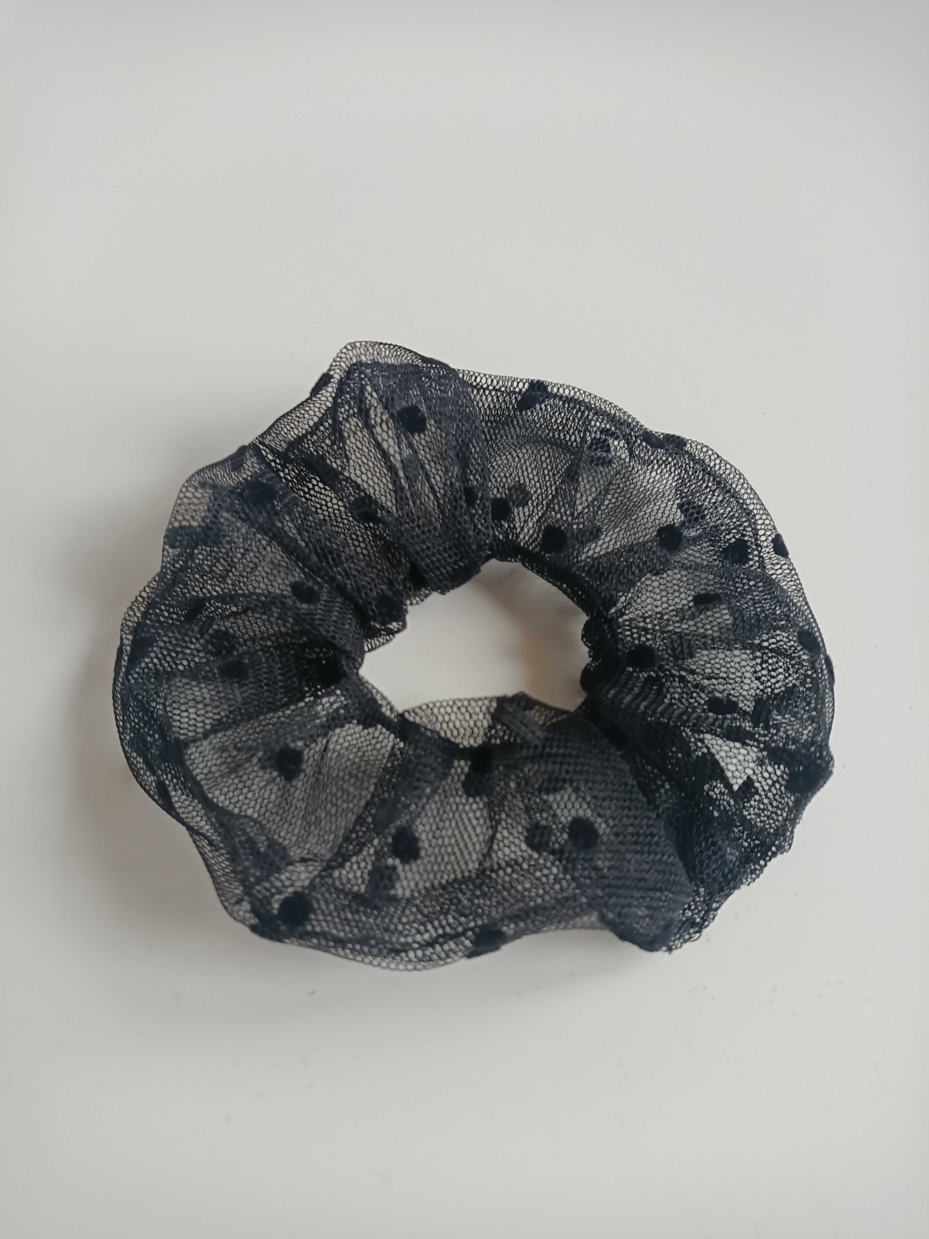 Scrunchie czarna tiulowa w groszki maxi