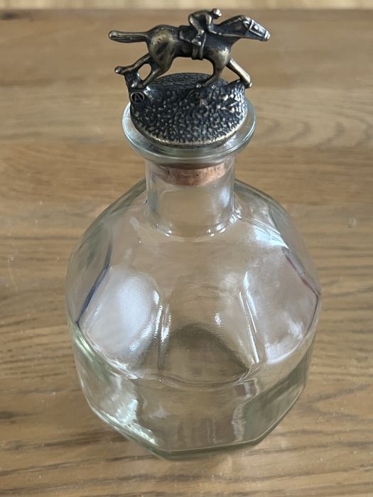Pusta karafka po burbonie Blanton’s Single Barrel
