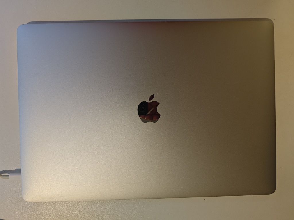 MacBook Pro A1707 (i7/16/256) 234 цикла+ зарядка, шнур.