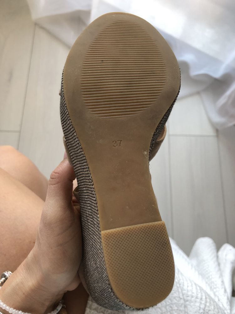 Buty na koturnie Guess