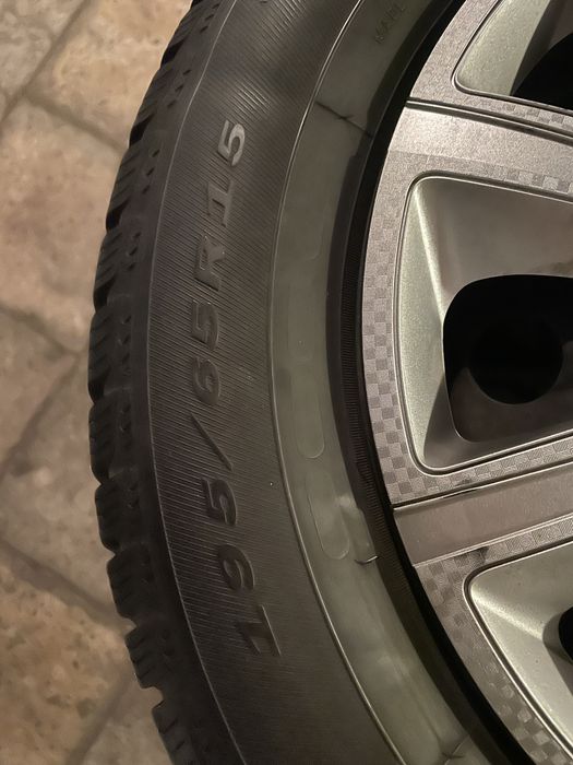 Opony zimowe z felgami 4 sztuki