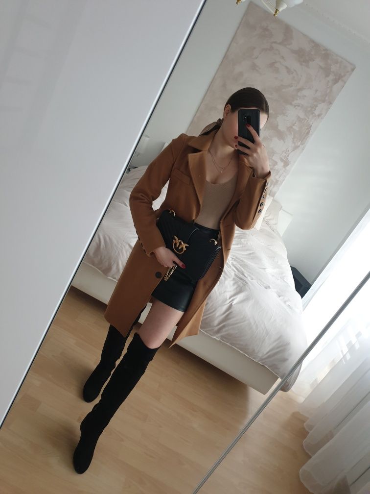 Nowy płaszcz La Perla czarne guziki długi elegancki camel