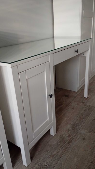 Biurko IKEA Hemnes białe szkło półka Zestaw