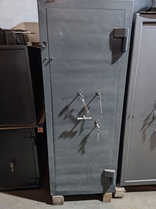 Продаю б.у сейф 2 клас захисту( 3 замка)