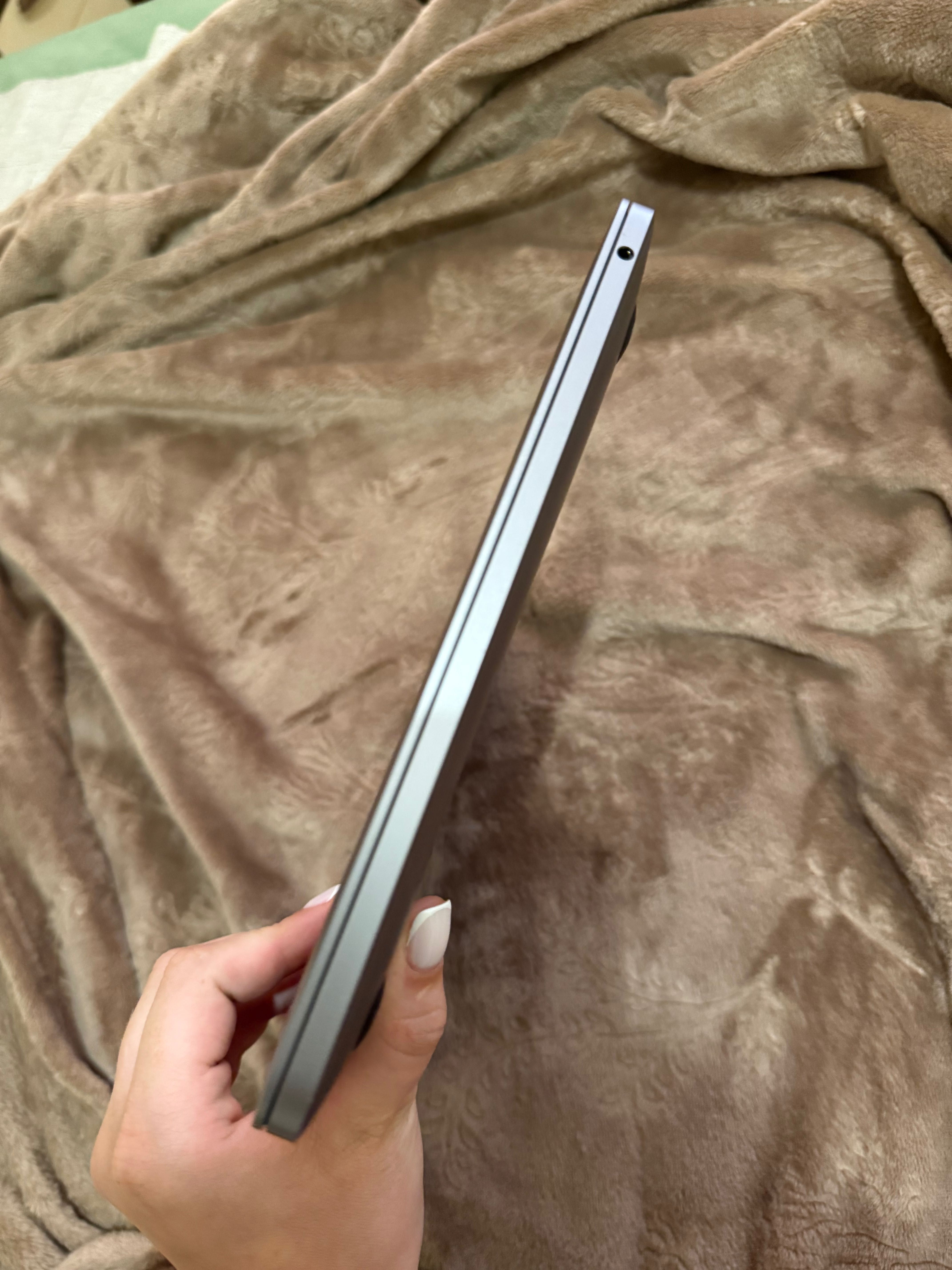 Продаю MacBook Pro 13″ 2022, M2, 16 GB, 256 GB в идеальном состоянии.