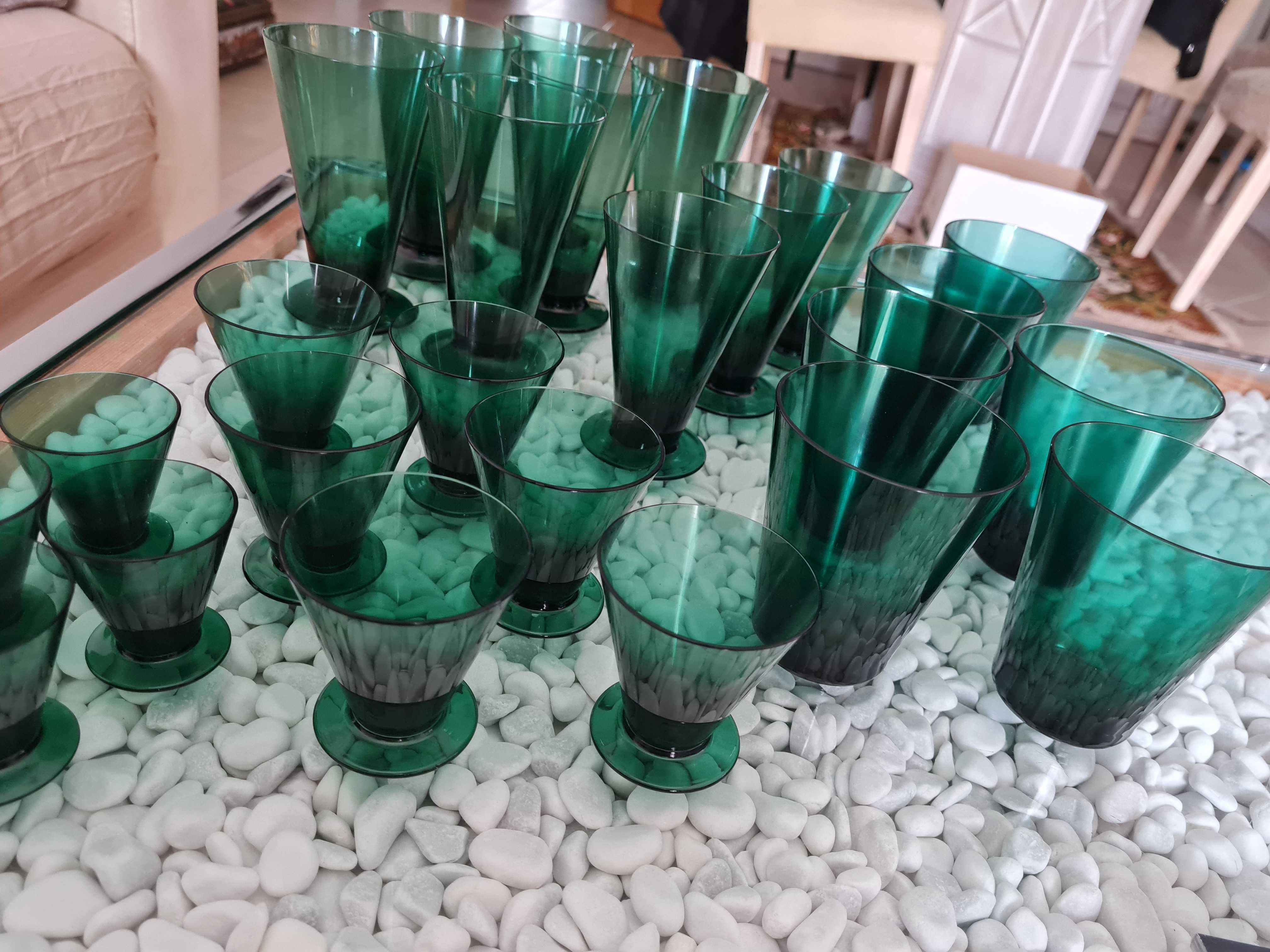 Conjunto vários copos verdes