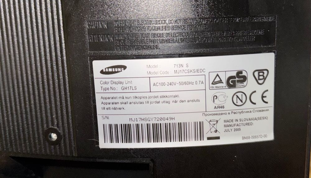 Повний комплект компʼютера. На запчастини, але він ще працює.