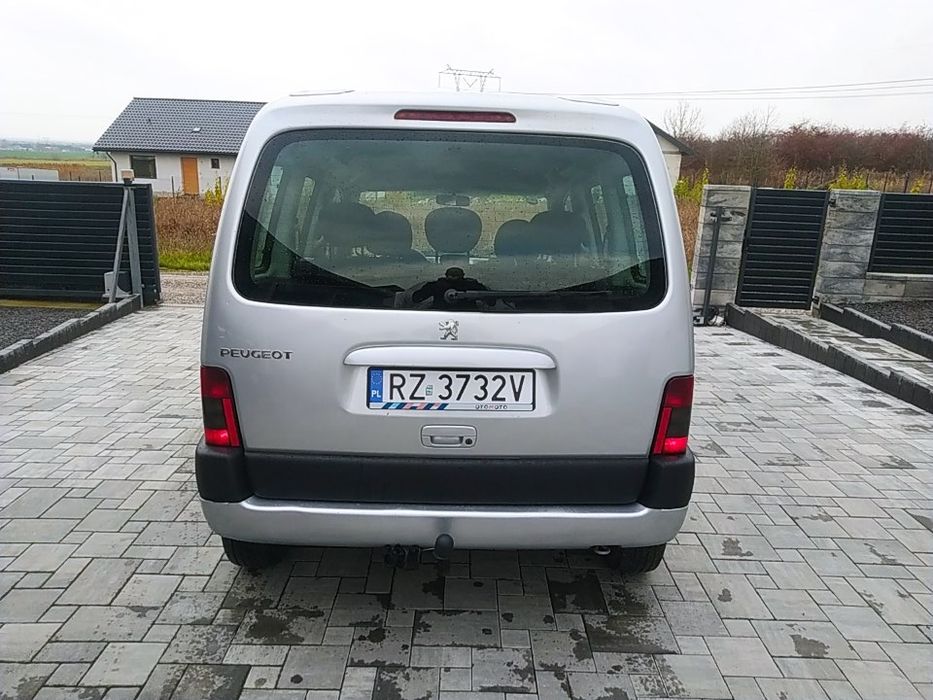 1.6 benzyna. sprawna KLIMA. 4 drzwi. HAK.