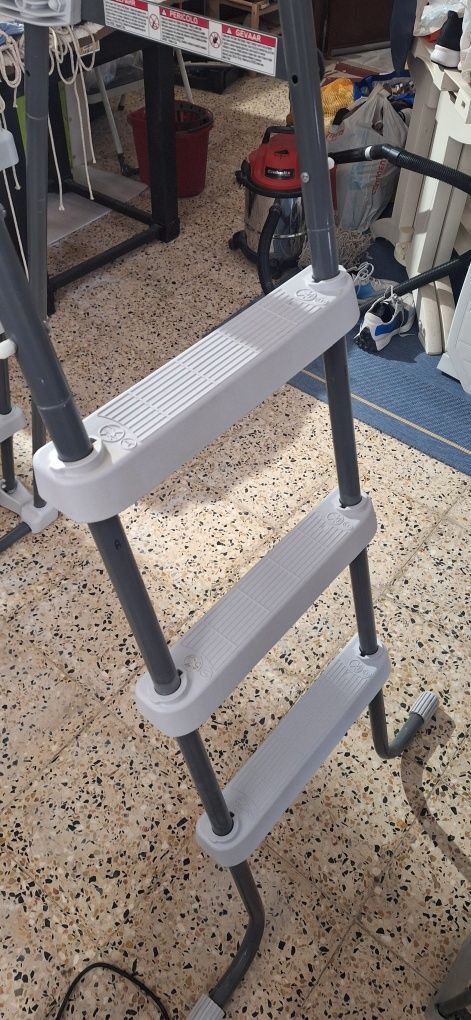 Escada para psicina de 90 a 107 cm de altura