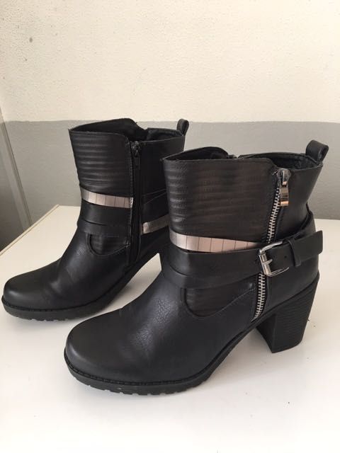 Botas Pretas super giras Nº 39