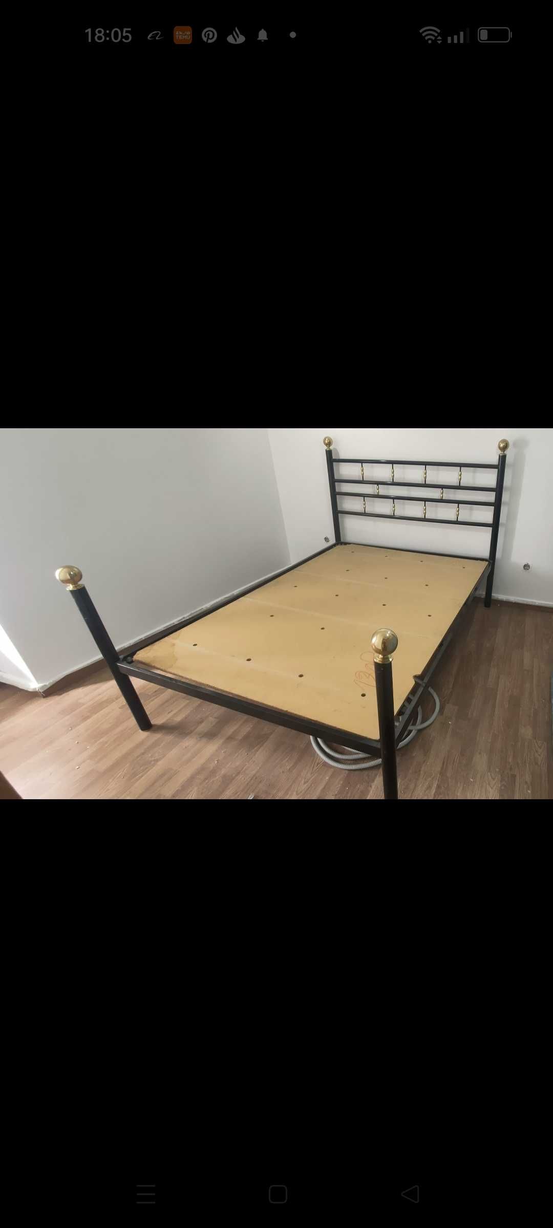 Móvel antigo de sala e estrutura de cama