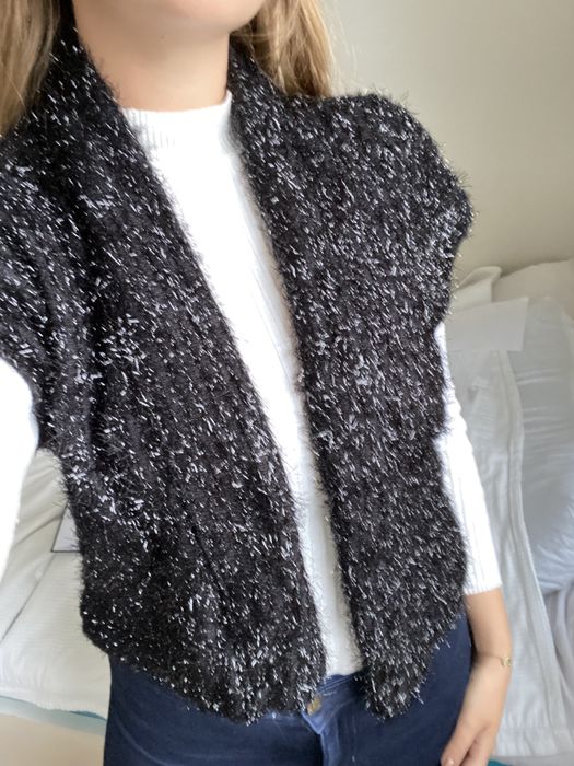 Czarna kamizelka bolerko puchate eleganckie ze srebrną nitką