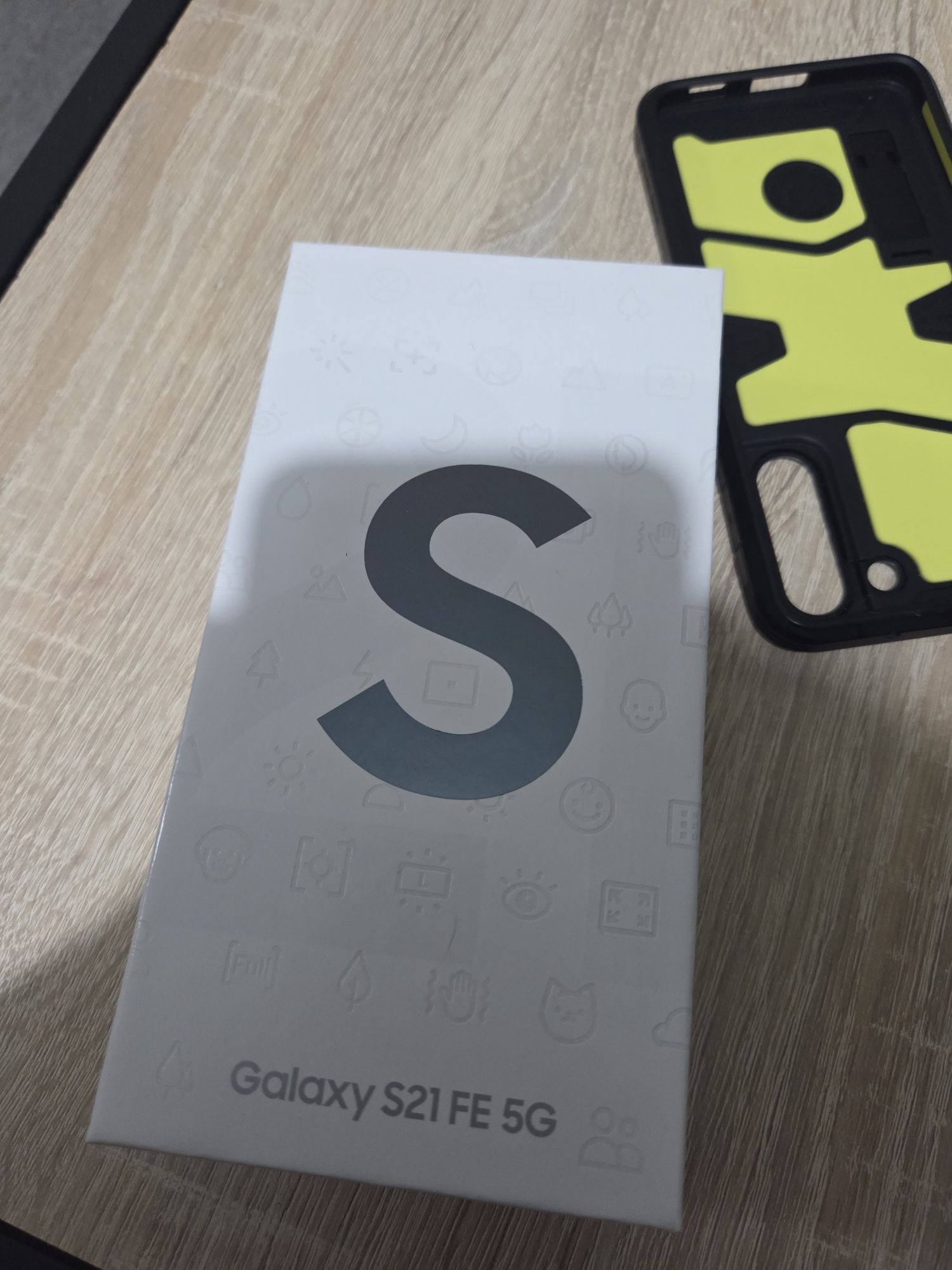 Samsung S21 FE 5G + etui Spigen + folia