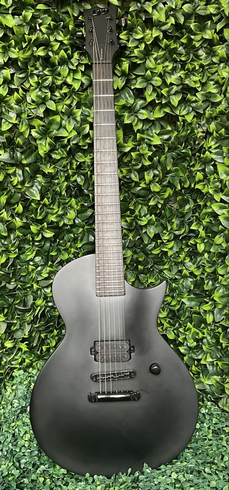 ESP LTD EC-BLACK METAL com Hardcase “Rockase” by  Warwick.