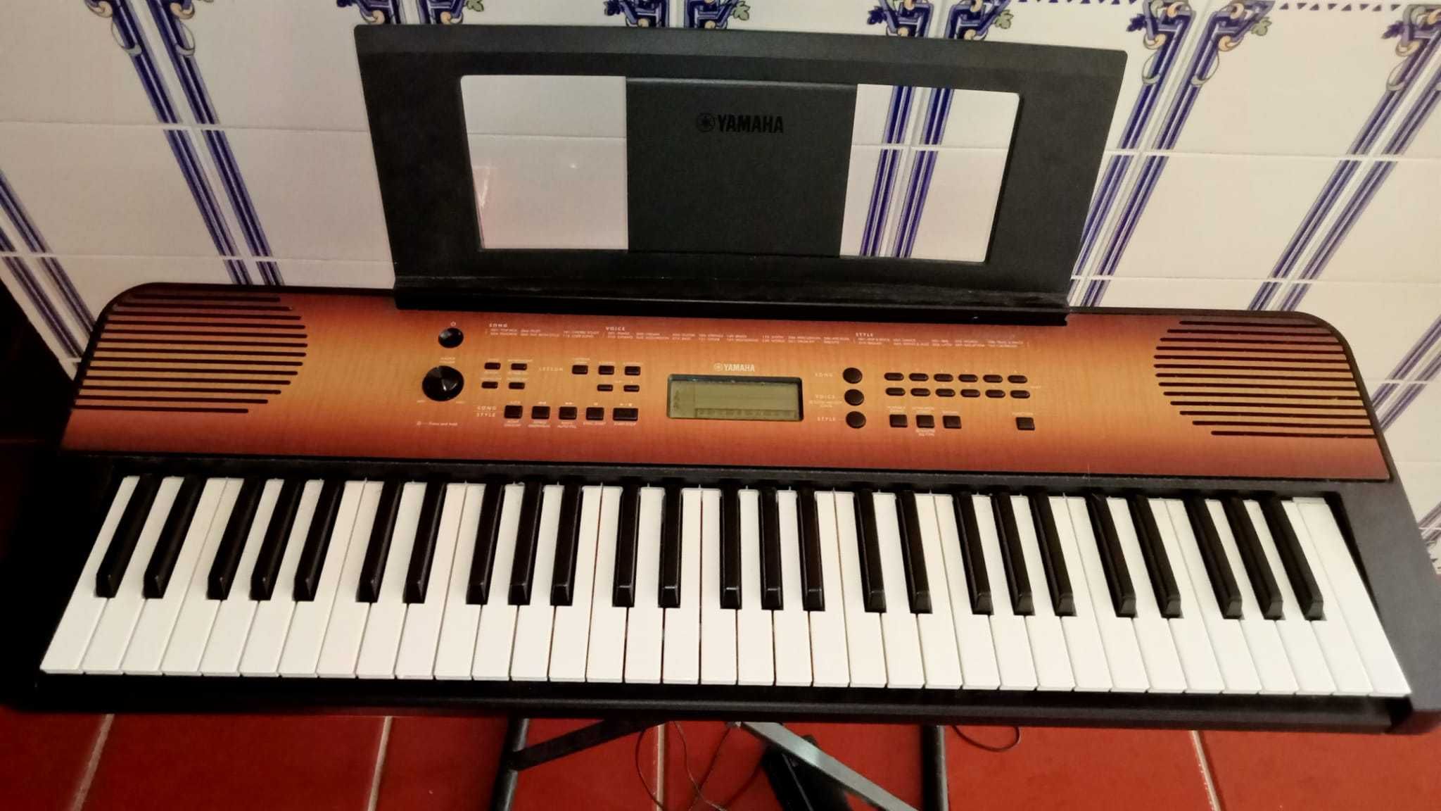 Teclado Yamaha modelo PSR E360MA, excelente estado, com extras