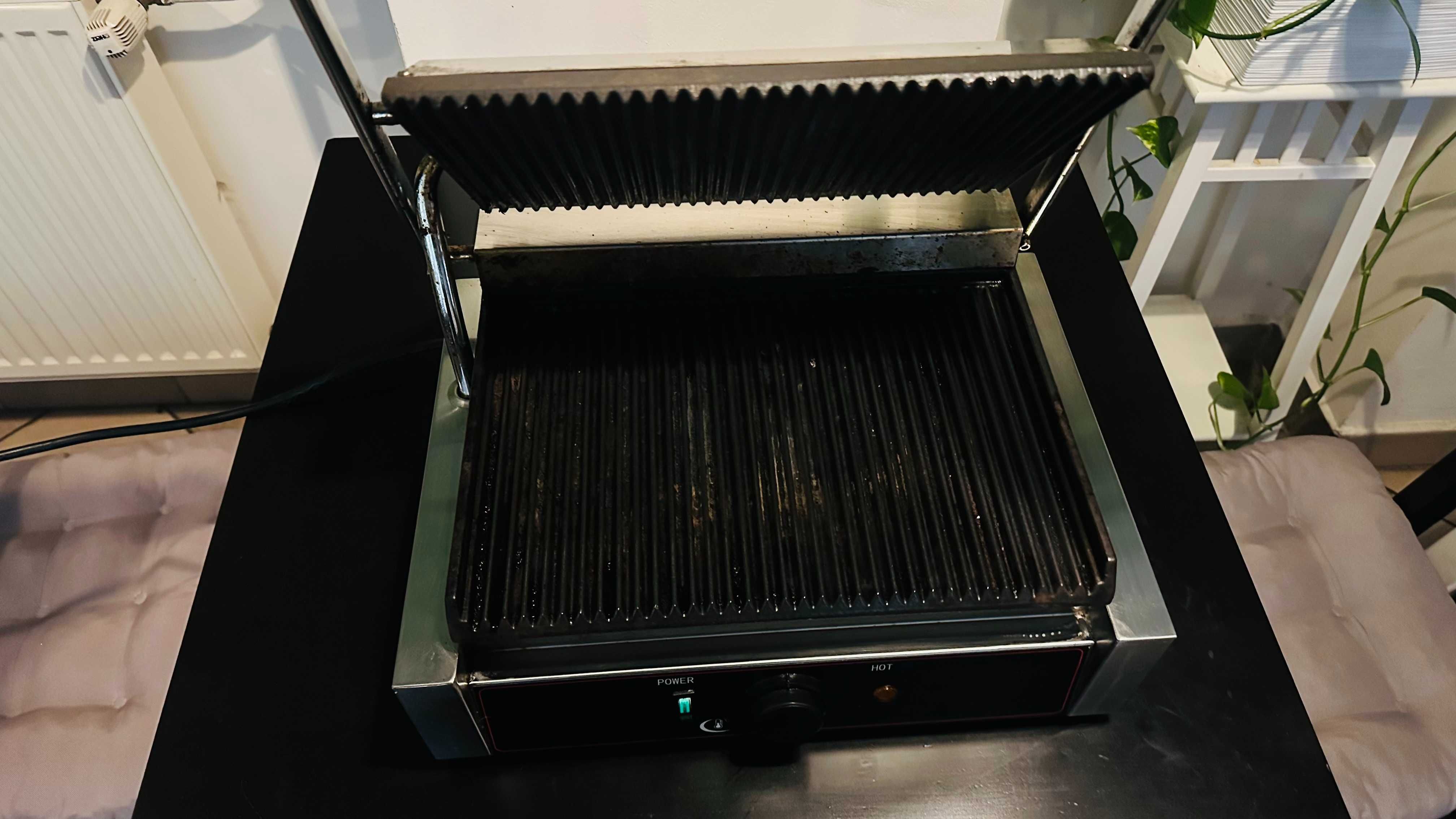 Grill kontaktowy ryflowany MegaM-grkUC2200